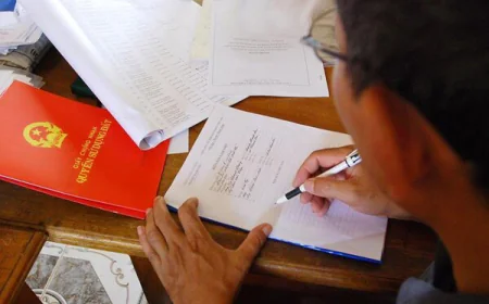 Giấy chứng nhận đang thế chấp ở ngân hàng, làm di chúc để lại nhà đất cho con được không?