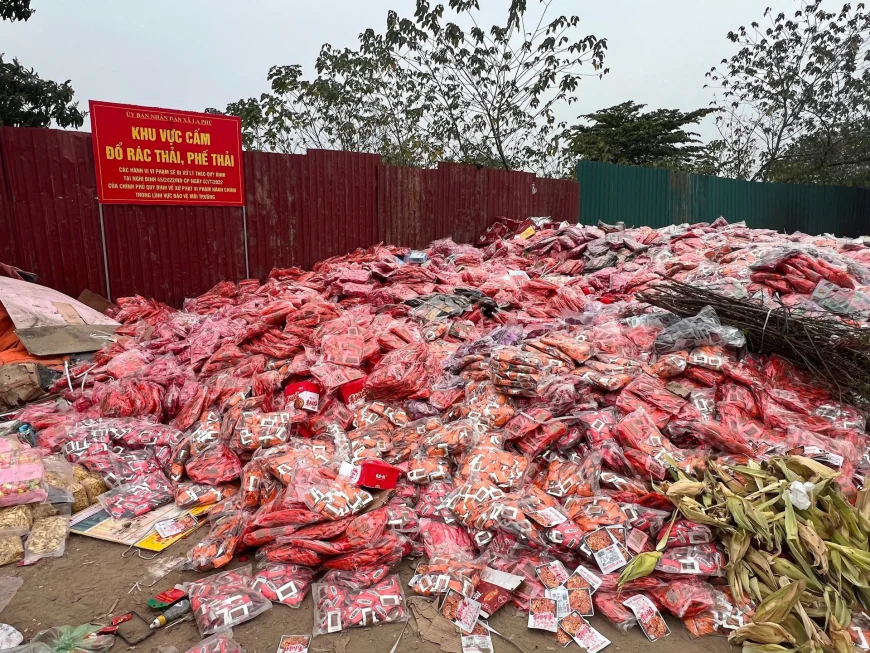 Đổ hàng tấn bánh kẹo ra bãi rác: Chế tài xử phạt ra sao?