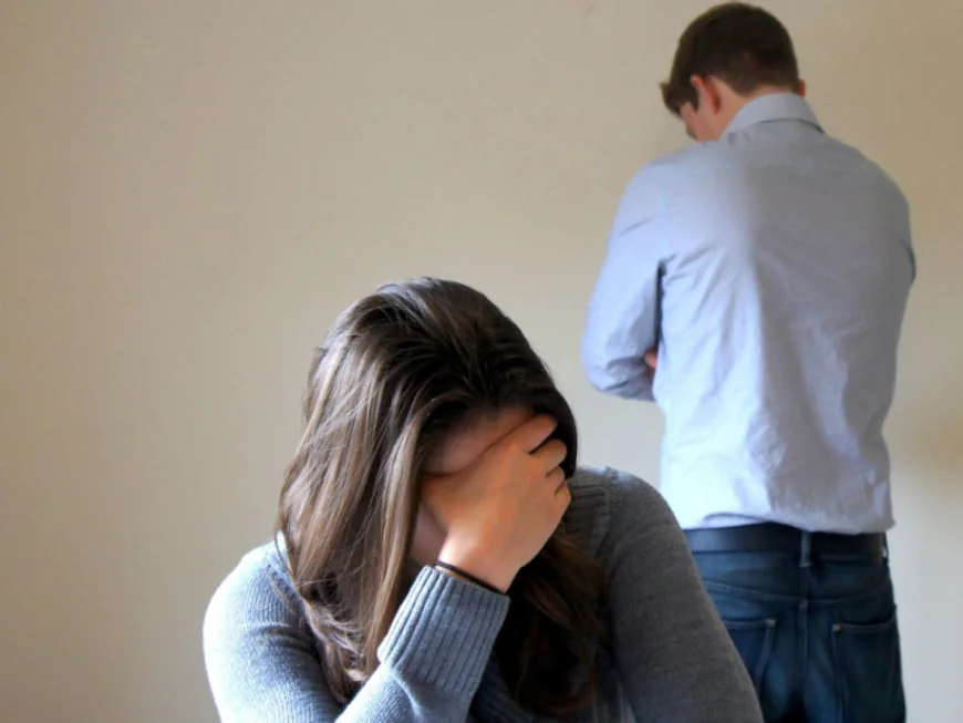Đang chờ ly hôn, vợ bán quán ăn cho người khác, phải làm sao?