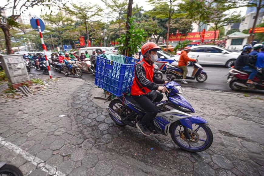 Đi xe máy lên vỉa hè bị phạt bao nhiêu tiền?