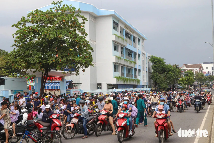 Tự chặn xe điều phối giao thông trước cổng trường có bị phạt?