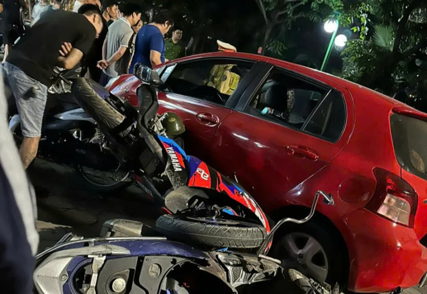 Tài xế ô tô tông liên hoàn 6 xe máy ở Hà Nội đối mặt những tội danh nào?