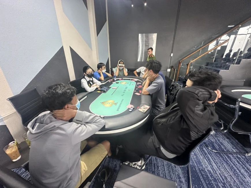 Chơi bài Poker thế nào để không sa vào tội đánh bạc?