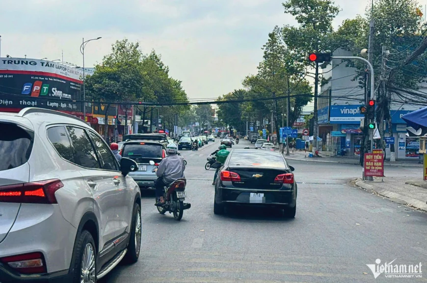 Năm 2025, ô tô vượt đèn đỏ bị phạt bao nhiêu tiền?