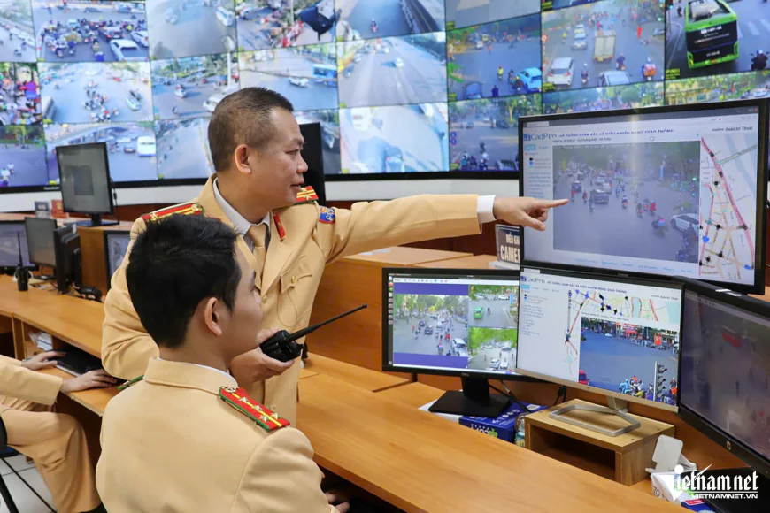 Các mức phạt vượt đèn đỏ, đèn vàng với ô tô, xe máy mới nhất 2025