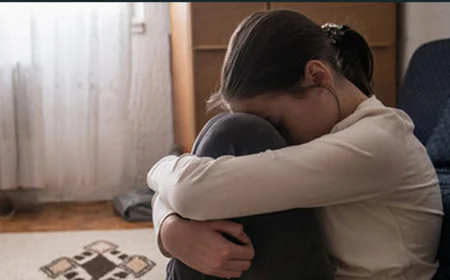 Phát hiện bé gái 15 tuổi mang thai, bác sĩ có được báo công an?