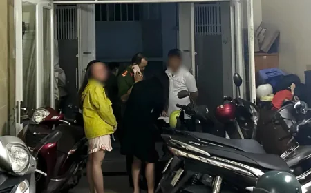 Đang thuê phòng thì công an kiểm tra nhà nghỉ đột xuất, phải làm sao?