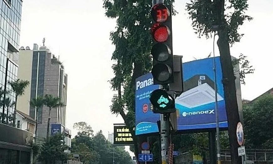 Không nhường đường cho xe máy rẽ phải, có bị xử phạt?