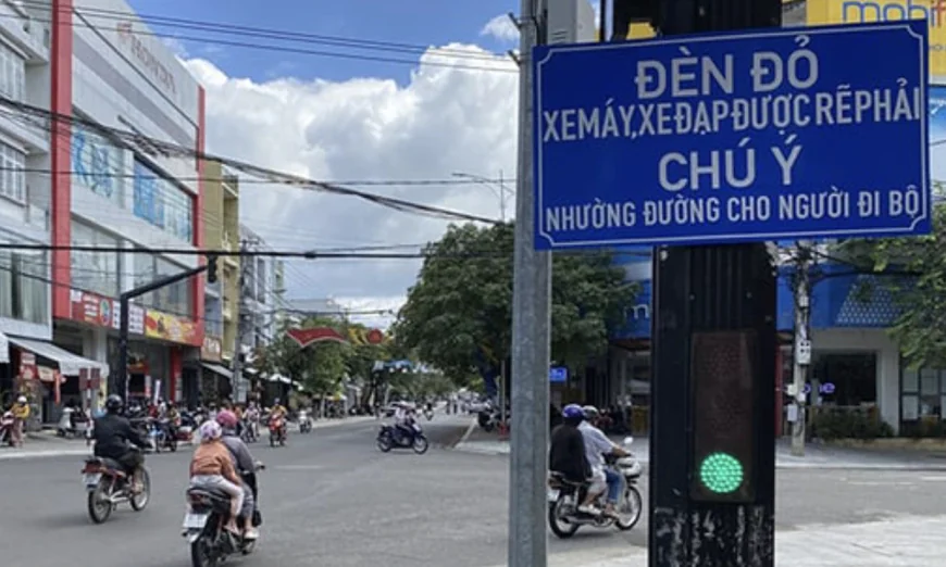 Có bắt buộc nhường đường cho người rẽ phải khi đèn đỏ?
