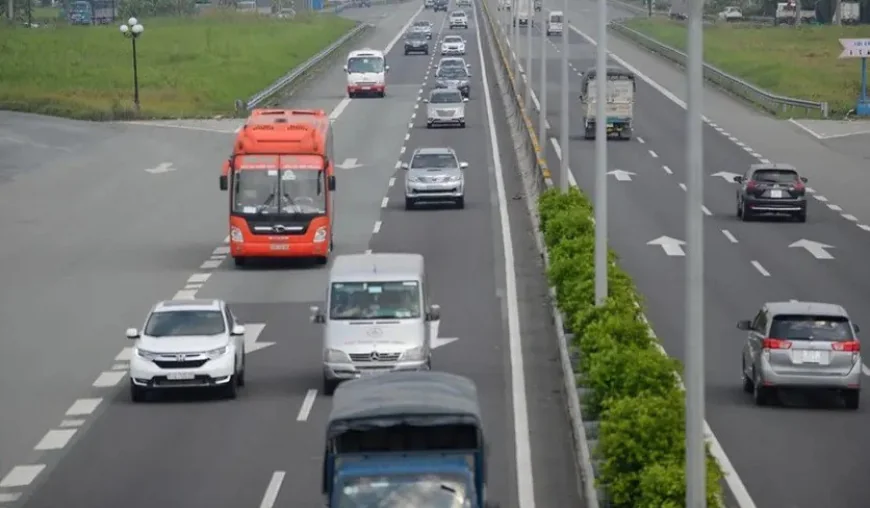 Chuyển làn quên bật xi nhan tài xế có bị thu giữ xe không?