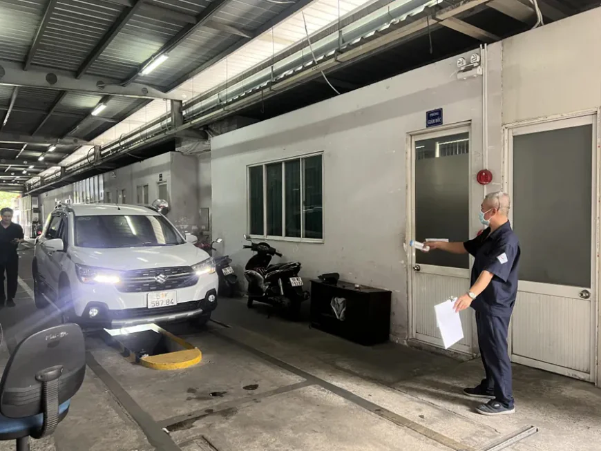 Đăng kiểm ô tô ở TP.HCM vắng vẻ, người dân chỉ mất 15 phút để kiểm định xe