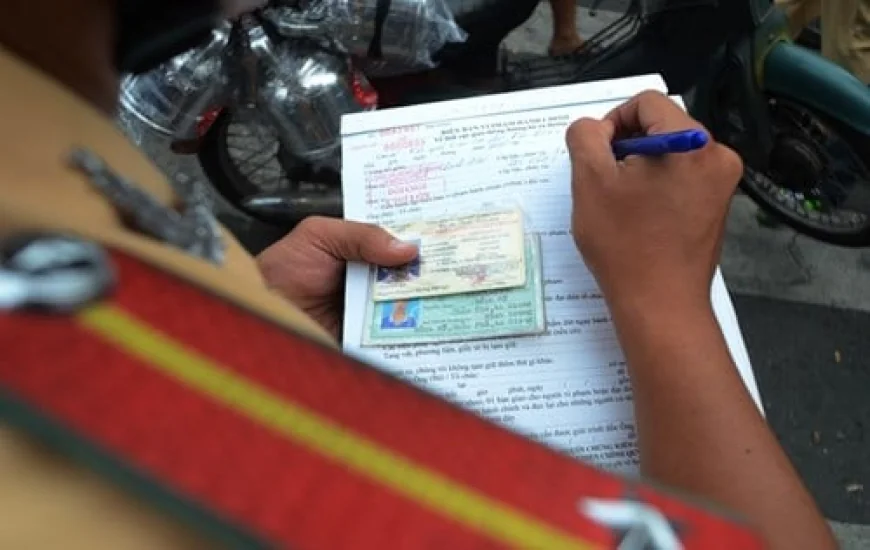 Tài xế bị tạm giữ giấy phép lái xe thì có bị công ty cho nghỉ việc không?