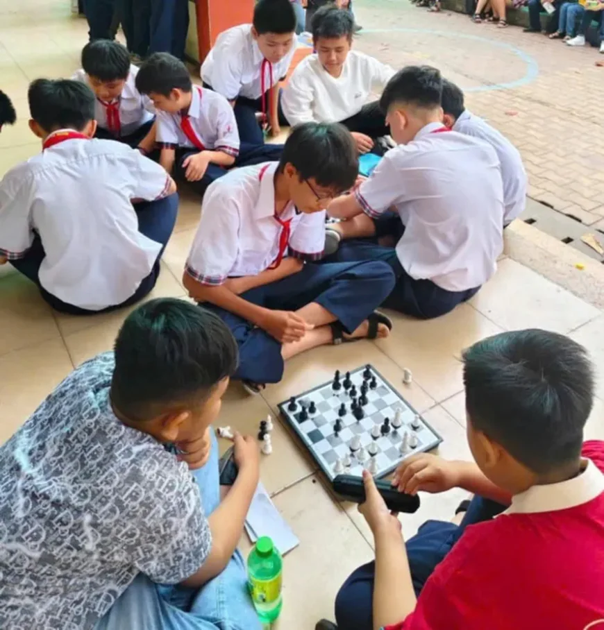 Đề xuất cấm học sinh dùng điện thoại trong trường: Phụ huynh nói gì?