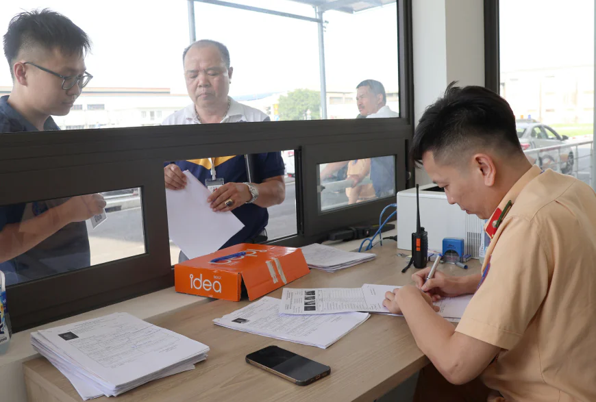 Chưa nhận GPLX sau khi đỗ sát hạch, tài xế đọc số bằng lái sẽ không bị phạt