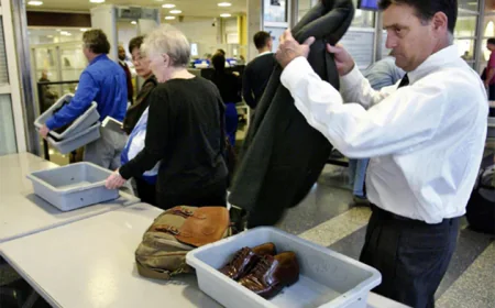 Vì sao qua cửa an ninh sân bay phải cởi giày, thắt lưng và đồng hồ?