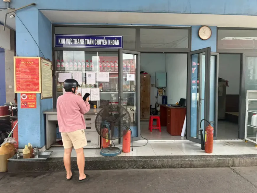 Chuyển khoản trả tiền đổ xăng: Làm sao để đúng luật, an toàn?