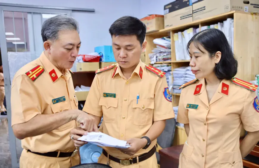 Phải làm sao để lấy lại tiền đã chuyển dư khi làm thủ tục đổi giấy phép lái xe?