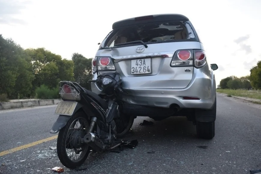 Đâm vào xe ô tô đang đỗ, trách nhiệm các bên ra sao?