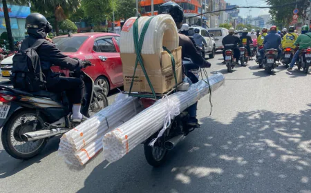 Xe máy chở hàng hóa rơi xuống đường gây tai nạn có bị xử lý không?