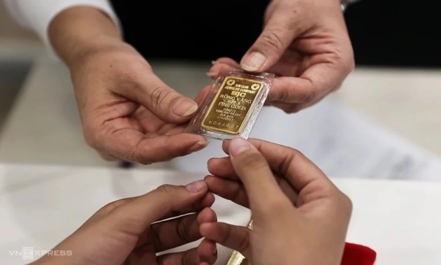 Từ 10/10, mua bao nhiêu vàng sẽ phải trả bằng chuyển khoản?