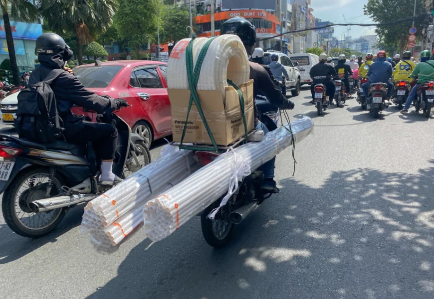 Xe máy chở hàng hóa rơi xuống đường gây tai nạn có bị xử lý không?